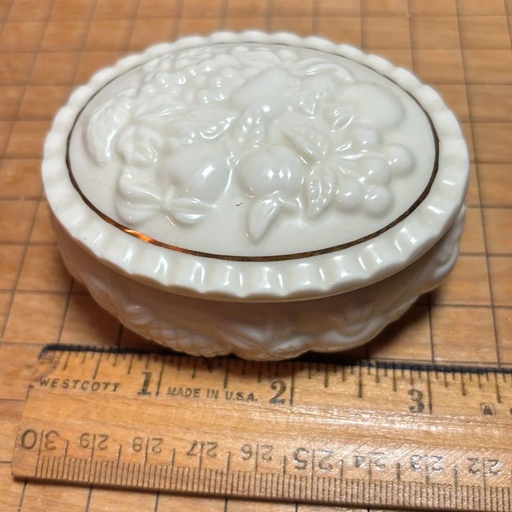 Lenox Fruits Embossed Ceramic Trinket Box Made 1998 EVC Creamy Ivory Gold Trim
